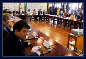 Em 2007, Lula e Dilma - ele então presidente da República e ela ministra-chefe do Gabinete Civil - na reunião com governadores, entre eles, José Serra, Eduardo Braga e Cássio Cunha Lima. Foto Orlando Brito