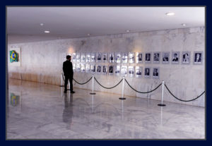 Galeria do térreo: o visitante confere as fotos de ex presidentes.