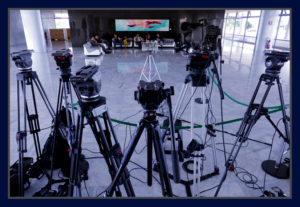 Equipes de tevê: câmaras de vídeo à espera de notícias.