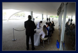 A chegada dos participantes do evento no Planalto, outrora tão concorrido. Foto Orlando Brito