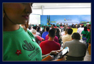 O último zap da convidada para a festa no Planalto. Foto Orlando Brito