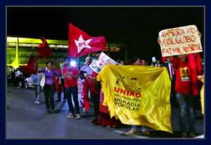 Grupo contra o impeachment da presidente Dilma faz manifestação em frente ao Planalto. Foto Orlando Brito