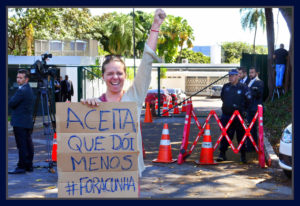 Manifestante em frente a residência oficial da Câmara. Foto Orlando Brito