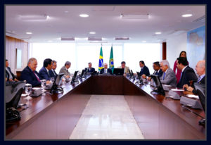 O presidente à mesa com os líderes. Foto Orlando Brito