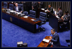 Presidente do Supremo Tribunal Federal (STF), Ricardo Lewandowski observa o discurdo do senador Aécio Neves.