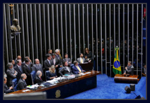 Senador Aécio Neves discursa na tribuna de honra do Senado.