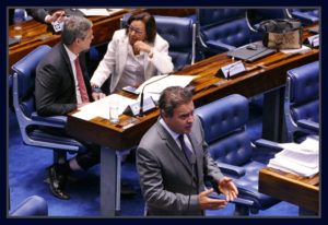 Senador Aécio Neves discursa durante sessão do Impeachment.