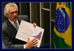 Ronaldo Caiado e o gráfico contra Dilma. Foto Orlando Brito