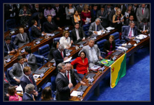 Senador Fernando Collor discursa durante sessão do impeachment.