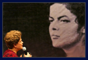 A presidente Dilma discursa no cenário com sua fotografia de quando estava presa no período militar. Foto Orlando Brito