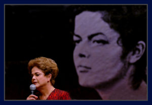 Dilma Rousseff discursa no cenário composto pela imagem de quando depunha, presa, no período do regime militar. Foto Orlando Brito