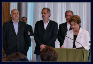 Dilma fala ao lado de Berzoíne, Resseto e Mercadante.