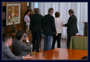 Acompanhada de Mercadante, Rosseto e Berzoíni, Dilma Rousseff deixa a sala de entrevista após encontro com jornalistas.