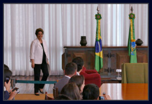 Sorridente a presidente afastada, Dilma Rousseff, chega para o encontro com jornalistas no Alvorada.