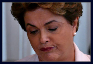 Dilma fala aos jornalistas no Palácio do Alvorada.