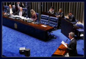 Observado por Vicentinho Alves e Ricardo Lewandowski, ex-presidente Fernando Collor na tribuna do Senado diz que vota a favor do impeachment de Dilma Rousseff. 