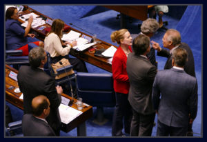 Senadores Gleisi Hoffmann e Renan Calheiros batem boca durante sessão do Impeachment.