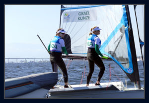 Martina Grael e Kahena Kunze, dupla brasileira de celejadoras disputa medalha na Baía de Guanabara. Foto Evandro Teixeira