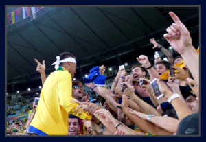 Neymar comemora com a torcida. Futebol do Brasil é medalha de ouro nas Olimpíadas do Rio. Foto Evandro Teixeira