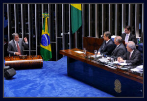 Observado por Cássio Cunha Lima, Renan Calheiros e Ricardo Lewandowski, José Eduardo Cardozo discursa durante sessão do impeachment.