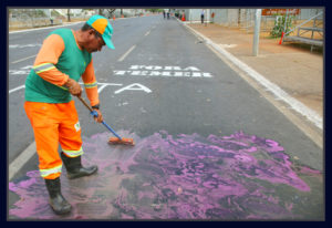 Servidores da limpeza começam a lavar o asfalto da Esplanada dos Ministérios, tirando frases como contra o presidente Temer. Foto Sivanildo Fernandes/ObritoNews