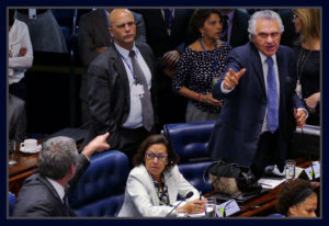 Senador Ronaldo Caiado bate boca com o colega Lindbergh Farias durante sessão do Impeachment.