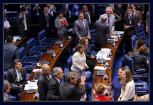 Senadores Ronaldo Caiado e Lindbergh Farias batem boca durante sessão do Impeachment.