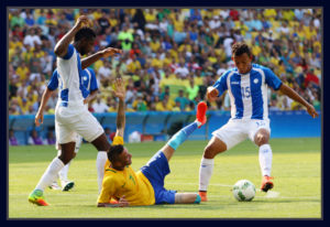 Luan marcado por jogadores de Honduras. Foto Evandro Teixeira/ObritoNews