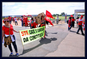 Manifestantes a favor de Dilma Rousseff em frente ao Palácio da Alvorada. Foto Renato Alves/ObritoNews