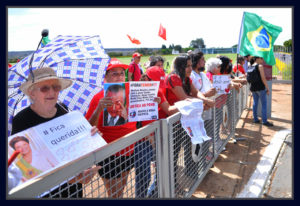 Manifestantes a favor de Dilma Rousseff em frente ao Palácio da Alvorada. Foto Renato Alves/ObritoNews