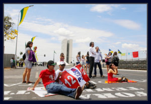Manifestantes a favor de Dilma Rousseff impede servidores da limpeza de tirarem frases contra o presidente Temer no asfalto da Esplanada dos Ministérios. Foto Sivanildo Fernandes/ObritoNews