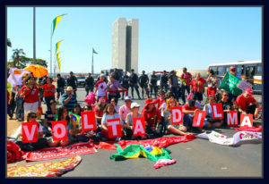 Militantes a favor de Dilma Roussef protestam do lado de fora do Congresso Nacional. Foto Sivanildo Fernandes/ObritoNews