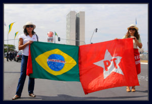 Manifestantes a favor de Dilma Rousseff começam a chegar na Esplanada dos Ministérios. Foto Sivanildo Fernandes/ObritoNews