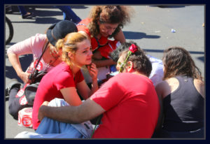 Militantes choram a favor de Dilma Roussef durante protesto do lado de fora do Congresso Nacional. Foto Sivanildo Fernandes/ObritoNews