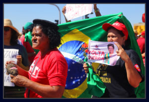 Militantes a favor de Dilma Roussef protestam do lado de fora do Congresso Nacional. Foto Sivanildo Fernandes/ObritoNews