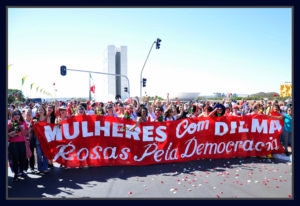 Militantes a favor de Dilma Roussef protestam do lado de fora do Congresso Nacional. Foto Renato Alves/ObritoNews
