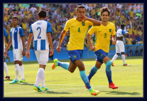 Marquinhos e Rodrigo Caio comemoram gol do Brasil sobre Honduras. Foto Evandro Teixeira/ObritoNews