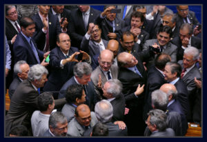 Presidente Michel Temer cumprimenta o senador Fernando Collor depois de sua posse no Senado.