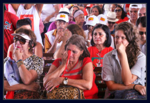 Manifestantes choram após o Senado confirma impeachment de Dilma Rousseff, por 61 votos a favor e 20 contras. Foto Renato Alves/ObritoNews