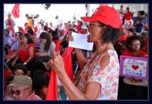 Manifestantes choram após o Senado confirma impeachment de Dilma Rousseff, por 61 votos a favor e 20 contras. Foto Renato Alves/ObritoNews