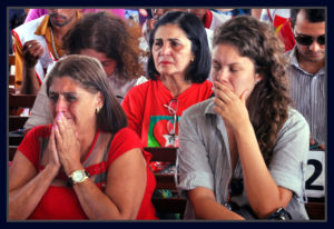 Manifestantes choram após o Senado confirma impeachment de Dilma Rousseff, por 61 votos a favor e 20 contras. Foto Renato Alves/ObritoNews