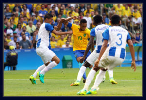 Neymar marcado por jogadores de Honduras. Foto Evandro Teixeira/ObritoNews
