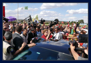 Dilma dá adeus a seus fãs em frente ao Alvorada. Foto Orlando Brito