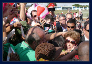 Dilma dá adeus a seus fãs em frente ao Alvorada. Foto Orlando Brito