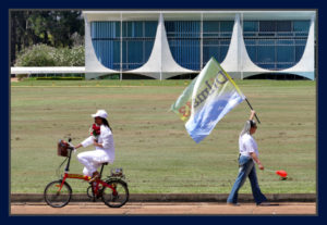 A fã de Dilma pedala sua bicileta em frente ao Palácio Alvorada, copiando o hábito da ex-presidente. Foto Orlando Brito