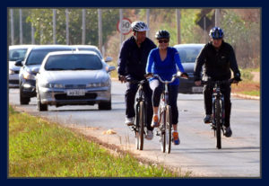 Dilma Rousseff, agora ex-presidente da República, saiu cedinho para pedalar sua bike nas cercanias do Palácio Alvorada. Foto Orlando Brito