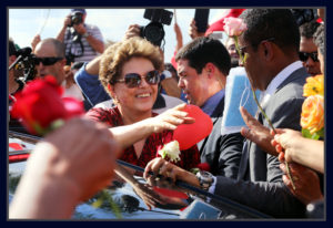 Dilma dá adeus a seus fãs em frente ao Alvorada. Foto Sivanildo Fernandes/ObritoNews