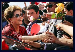 Dilma dá adeus a seus fãs em frente ao Alvorada. Foto Sivanildo Fernandes/ObritoNews