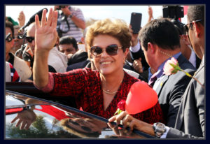 Dilma dá adeus a seus fãs em frente ao Alvorada. Foto Sivanildo Fernandes/ObritoNews