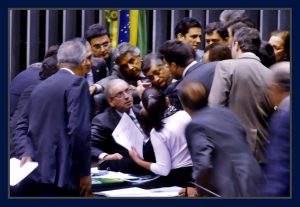 Quando era presidente da Câmara, Eduardo Cunha merecia a atenção de deputados de todos os partidos. 28 de maio de 2015 - Foto Orlando Brito